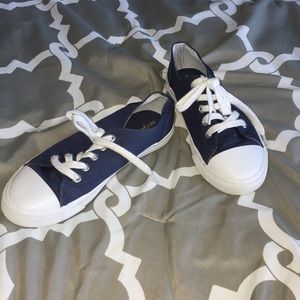 converse style tennis shoes